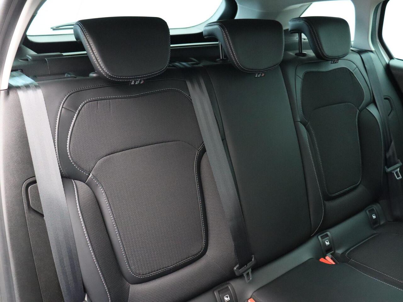 Renault MEGANE Estate TCe 140 Techno | Stoel-stuur verwarming | Navigatie | Achteruitrijcamera | Parkeersensoren rondom |