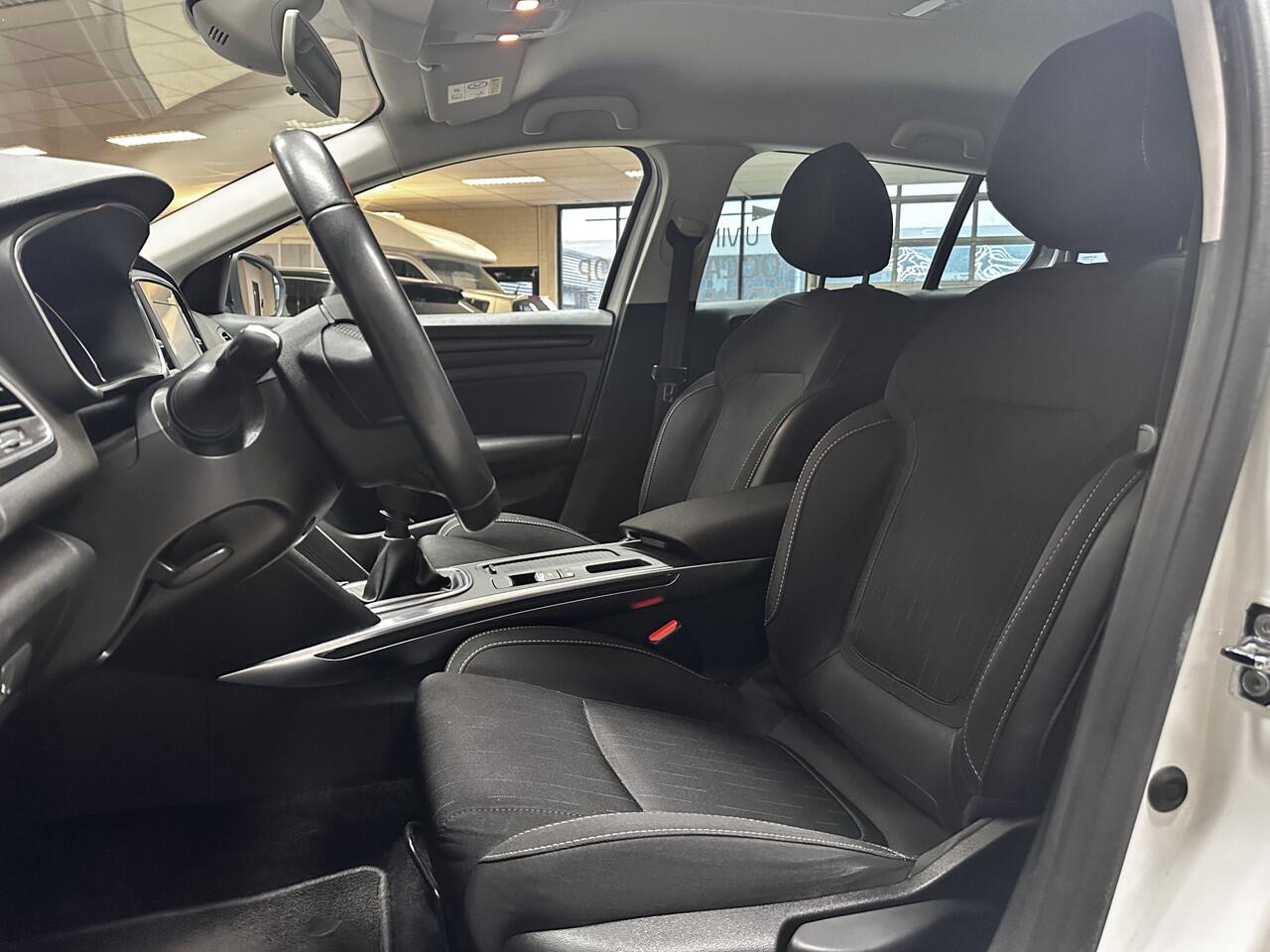 Renault MEGANE Estate 1.3 TCe Limited /Trekhaak! /Keyless /Apple + Android /DAB+! /Navi /Climat /Cruise /Elek. pakket /Bluetooth /Regensensor /16"LMV /Extra getint glas /PDC V+A /Mistlampen /Isofix /Armsteun.