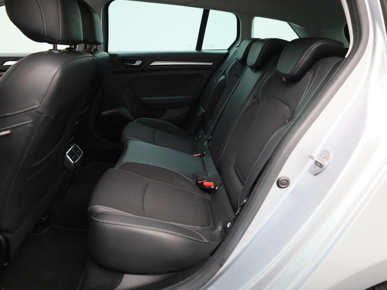 Renault MEGANE Estate TCe 140 EDC Automaat Techno | Climate Control | Apple Carplay & Android Auto | Navigatie | 17' Inch Lichtmetalen Velgen | Parkersensoren + Achteruitrijcamera |