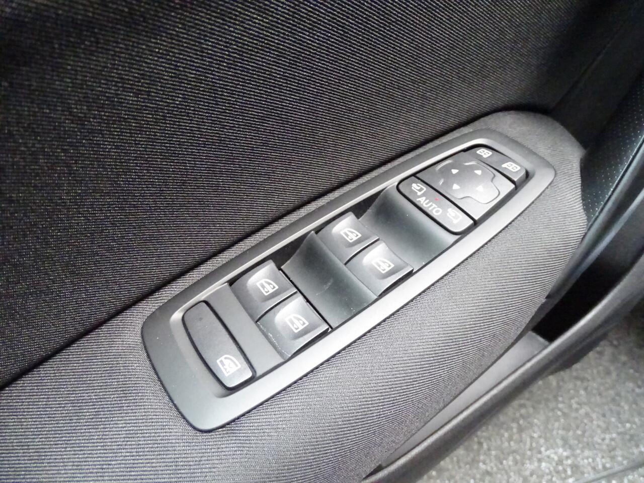 Renault MEGANE Estate 1.3 TCe Limited 141PK, 1700Kg trekgew.