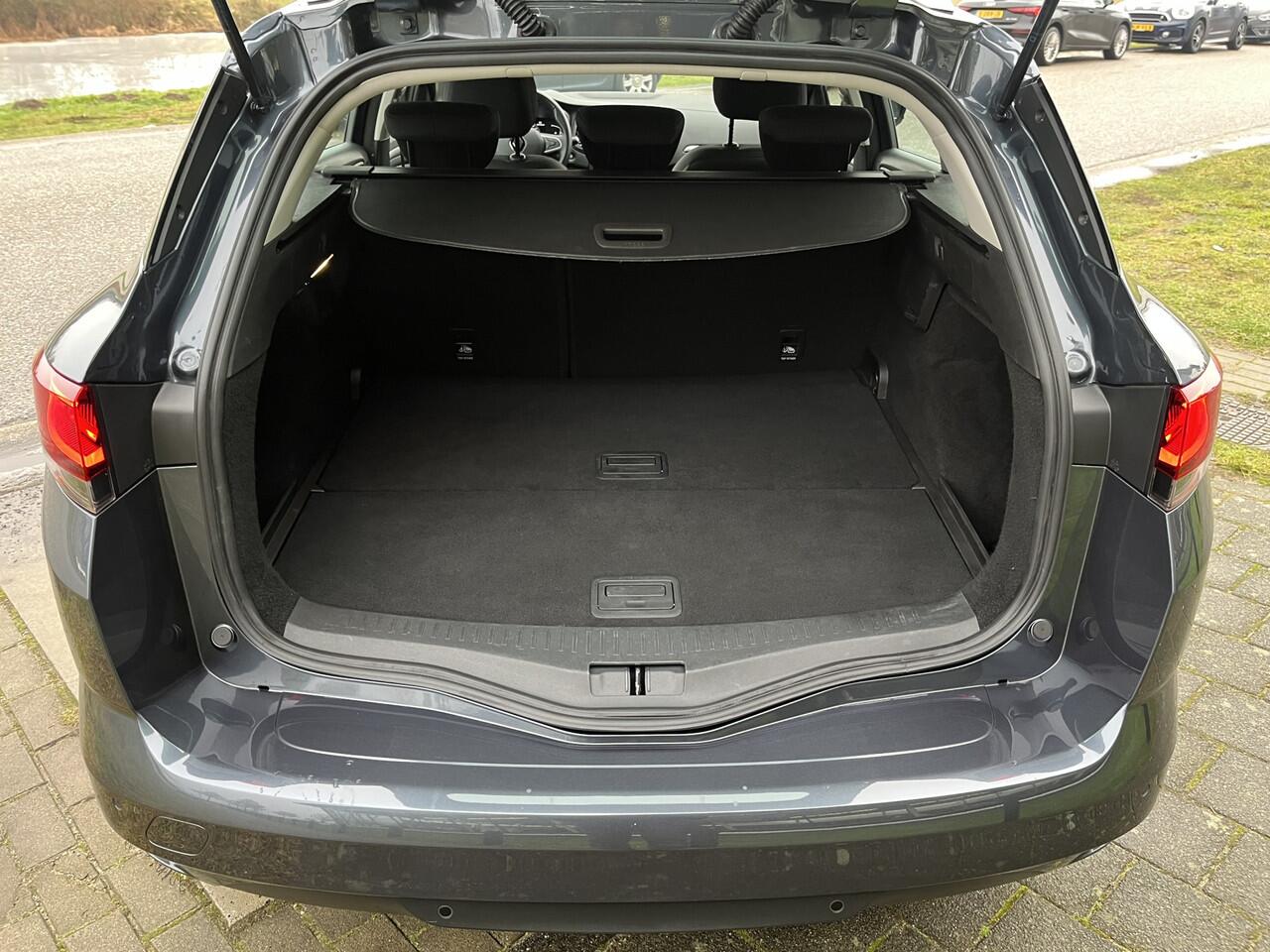 Renault MEGANE Estate 1.3 TCe 140PK Equilibre / Dealer onderhouden / Climate / Cruise / Parkeersensoren V+A / NAP /