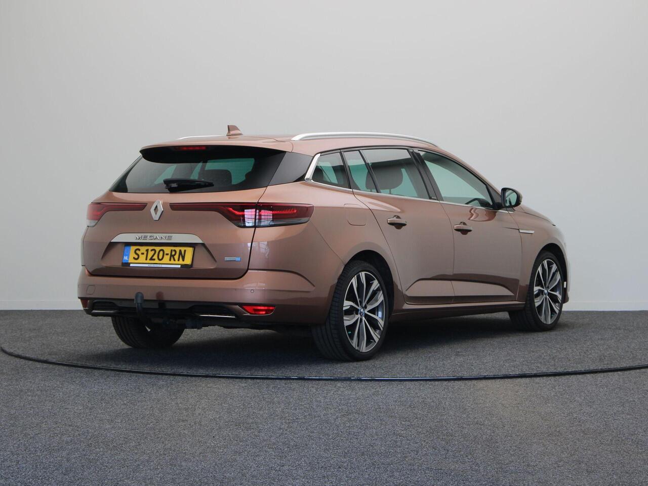Renault MEGANE Estate 1.6 E-Tech Plug-In Hybrid 160 Intens | Trekhaak | Stoelverwarming |