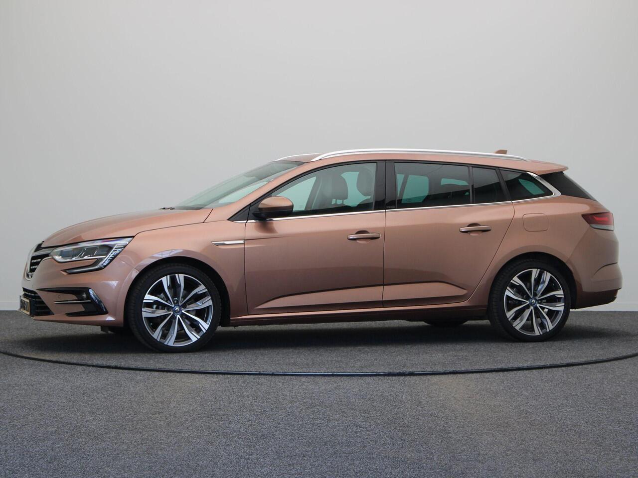 Renault MEGANE Estate 1.6 E-Tech Plug-In Hybrid 160 Intens | Trekhaak | Stoelverwarming |