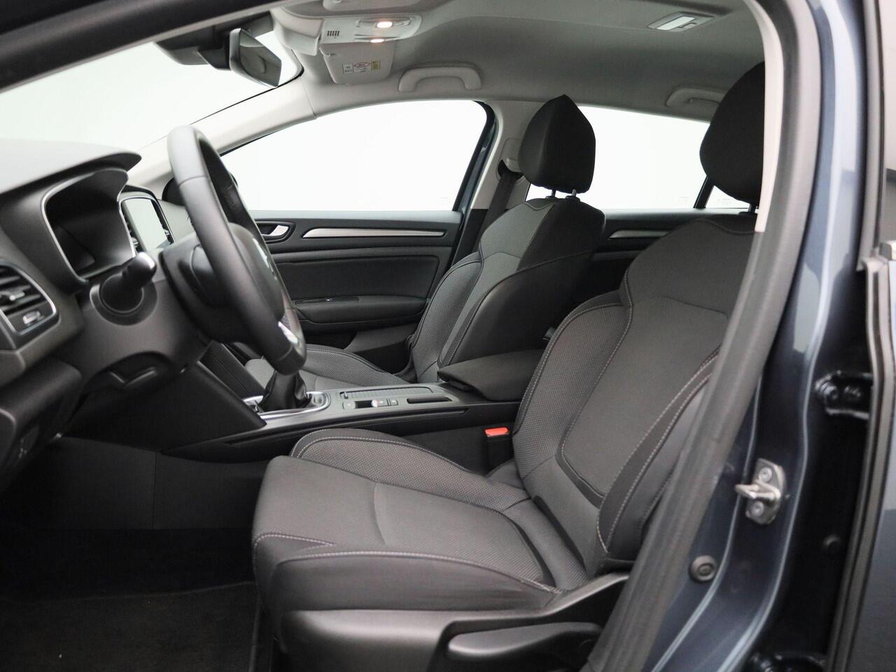 Renault MEGANE Estate 1.3 TCe 140 PK Equilibre Navigatie | Climate Control | Cruise Control | Parkeersensoren Voor en Achter | Apple Carplay & Android Auto