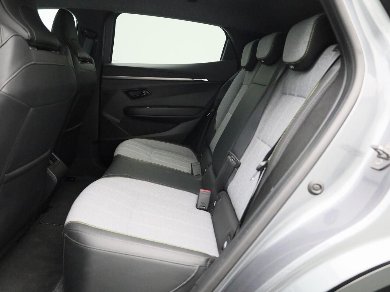 Renault MEGANE E-Tech Comfort Range Techno 60 kWh 220PK | Pack Augmented Vision & Advanced Driving Assist | Pack Winter | Harman Kardon Audio | 20" LMV 'Soren' | Draadloze Smartphonelader | LED Pure Vision | Android Automotive | Keyless