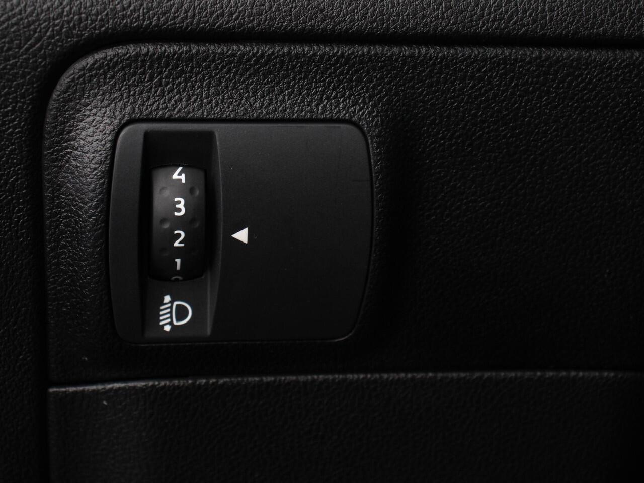 Renault MEGANE Estate 1.3 TCe Limited Cruise control Climate control Navigatie Parkeersensoren achter Lichtmetalen velgen LED