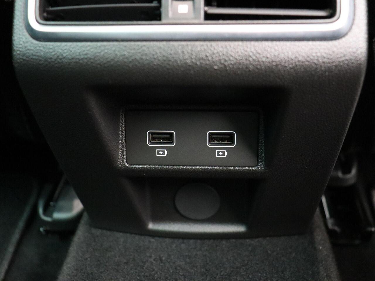 Renault MEGANE Estate TCe 140 Techno | Dode hoek | Achteruitrij camera | Clima | Navigatie | Stoel en stuurwiel verwarming | LED.