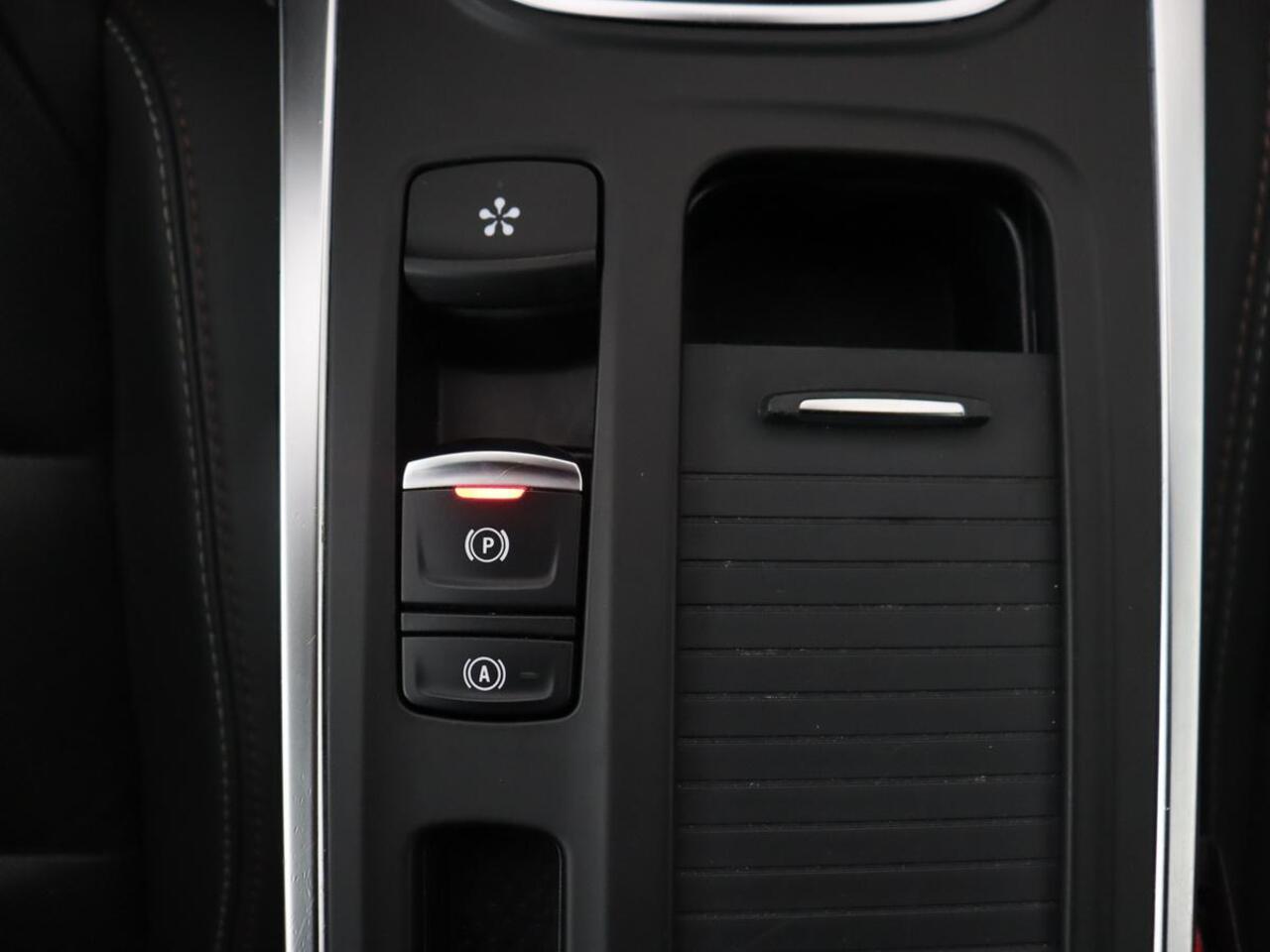 Renault MEGANE 1.6 E-Tech Plug-In Hybrid 160 Business Edition One | Leder | Stoelverwarming | Trekhaak | Carplay | Stuurverwarming | Keyless | Full LED | Navigatie | Climate control | Plug In