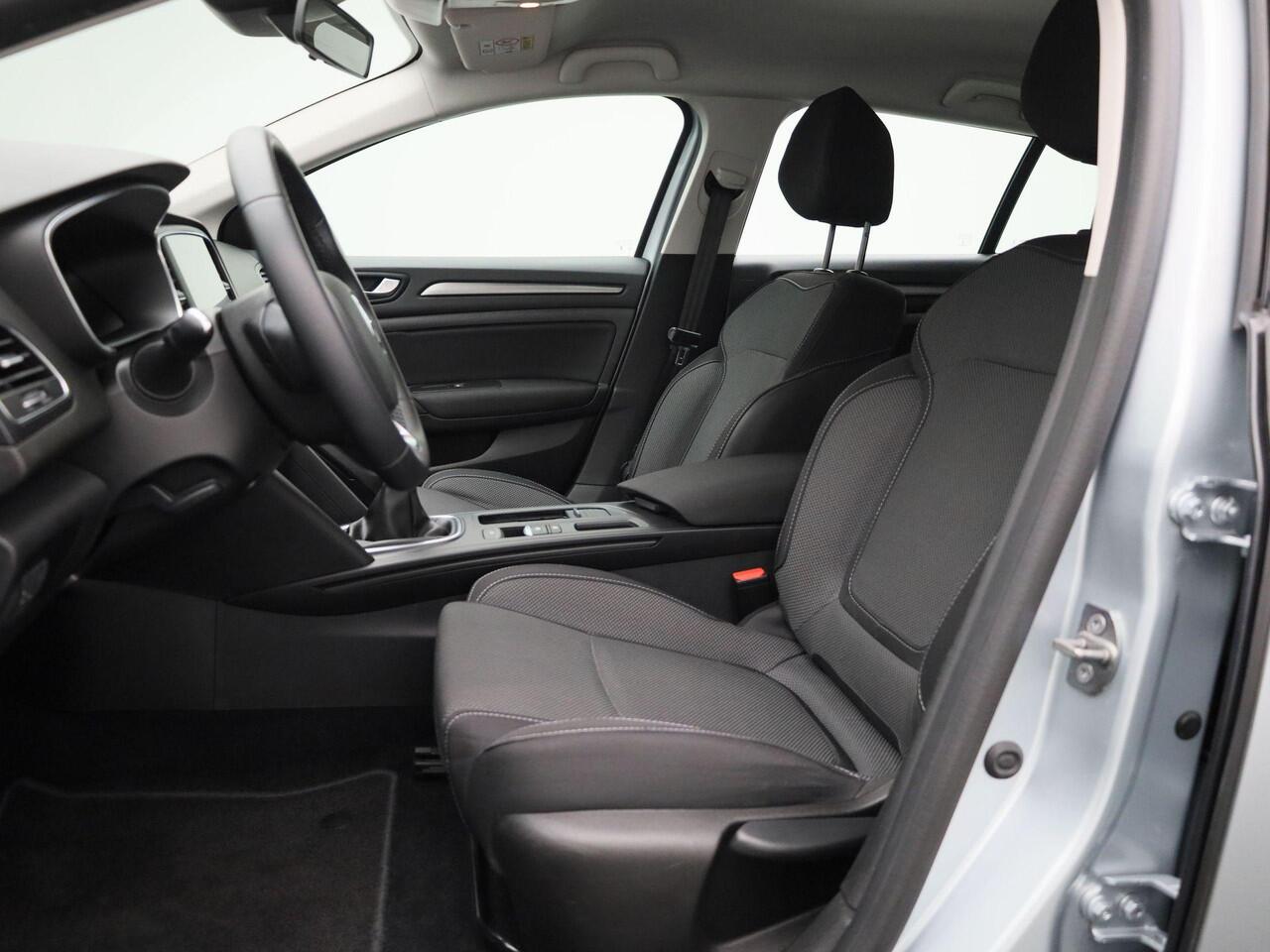 Renault MEGANE Estate TCe 140 Equilibre | Easy Link multimediasysteem met Apple CarPlay & Android Auto | Climate Control | Pack Style = lichtmetalen velgen + dakrails | Metaalkleur | Parkeersensoren v+a |