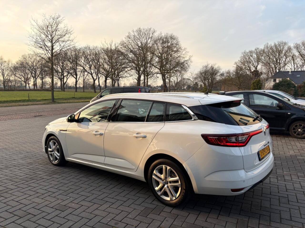 Renault MEGANE 1.3 TCE ZEN, Cruise control, Navigatie,Airco, All-in prijs inclusief apk en afleverbeurt!