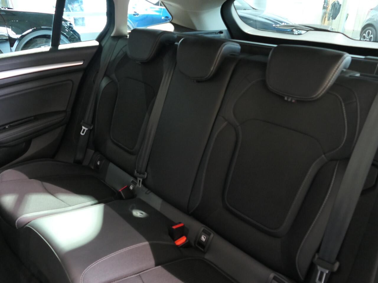 Renault MEGANE Estate 1.3 TCe Intens Dode hoek - Trekhaak - Headup display - Parkeerassistent