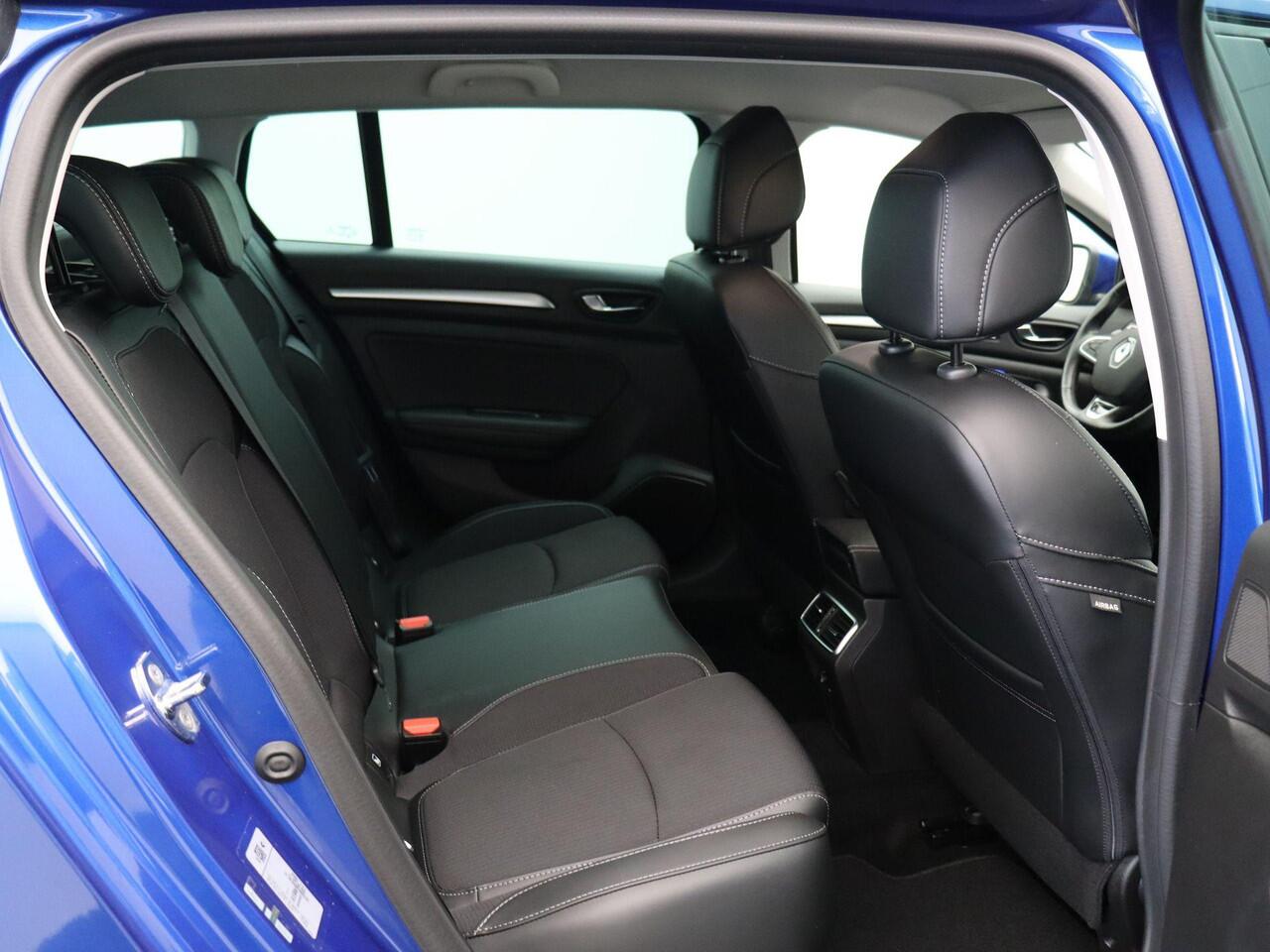 Renault MEGANE Estate TCe 140 Techno | Dode hoek | Achteruitrij camera | Clima | Navigatie | Stoel en stuurwiel verwarming | LED.