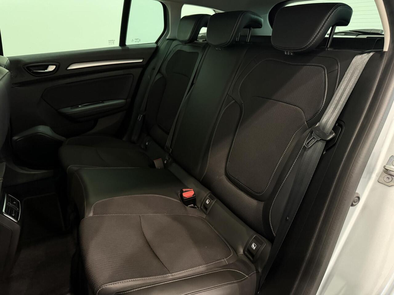 Renault MEGANE Estate 1.3 TCe 140 EDC Techno | Trekhaak 1.700 KG | All season banden | Dodehoek Detectie