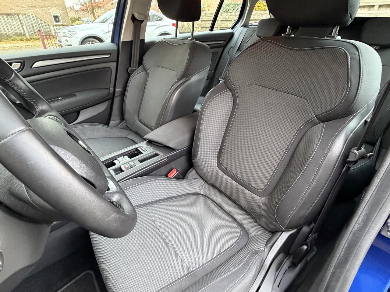 Renault MEGANE Estate 1.3 TCe 140 Equilibre | PDC | Clima |