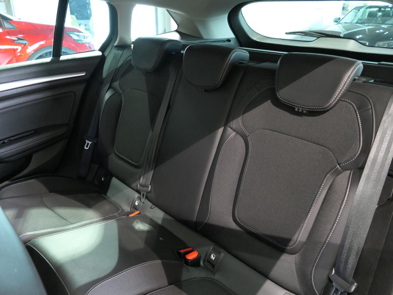 Renault MEGANE Estate 1.3 TCe Intens * Vraag naar beschikbaarheid * - Camera, dode hoek detector, head-up display, parkeerassistent