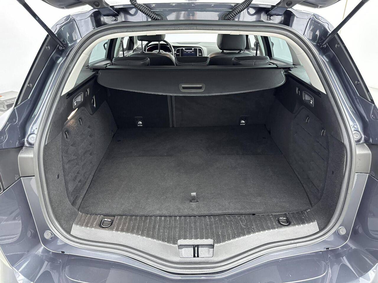 Renault MEGANE Estate 1.6 E-Tech Plug-In Hybrid 160Pk Intens Automaat | Navigatie | Bose geluidssysteem | Apple & Android Carplay | Parkeersensoren & Camera | Climate Control | Head-up Display | All Season Banden |