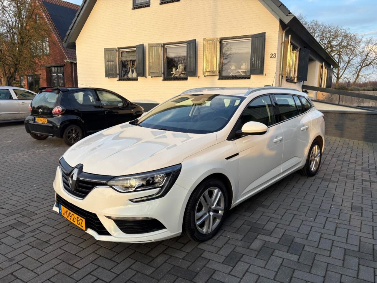 Renault MEGANE 1.3 TCE ZEN, Cruise control, Navigatie,Airco, All-in prijs inclusief apk en afleverbeurt!