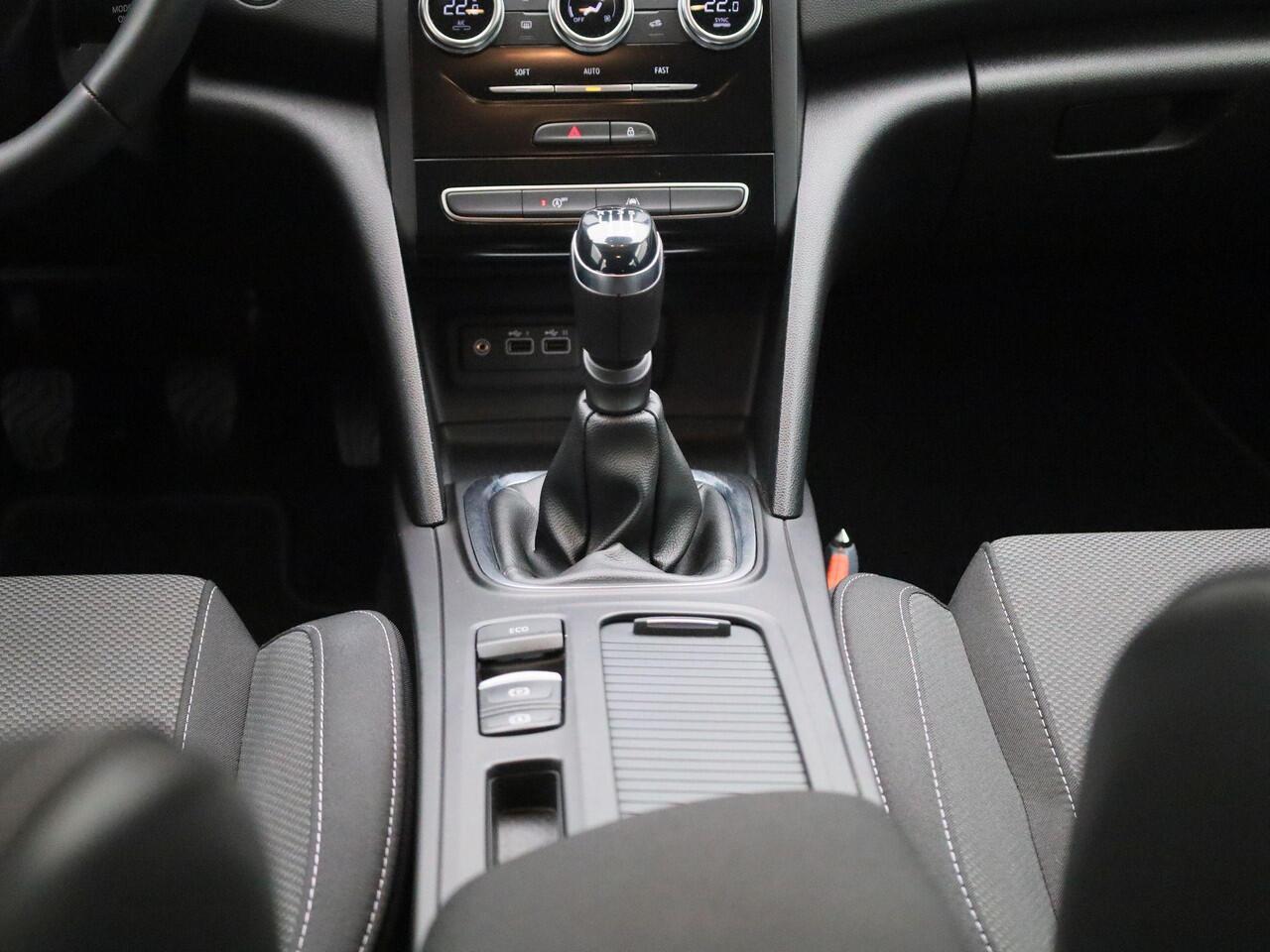 Renault MEGANE Estate 1.3 TCe 140 PK Equilibre Navigatie | Climate Control | Cruise Control | Parkeersensoren Voor en Achter | Apple Carplay & Android Auto