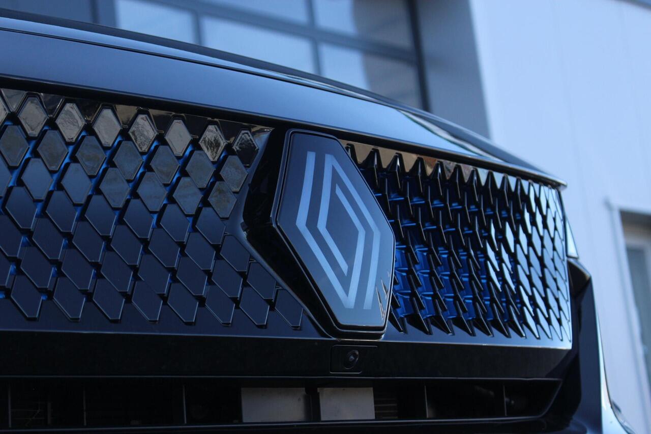 Renault Rafale 1.2 E-Tech 4x4 plug-in hybrid 300Pk Atelier Alpine | Google Navigatie | Draadloze Carplay | Wegklapbare Trekhaak | Harman Kardon Geluid | 4Control | Adaptieve Onderstel | Elek. Stoelen | Stoel & Stuurverwarming | Treeplanken | Spoiler |