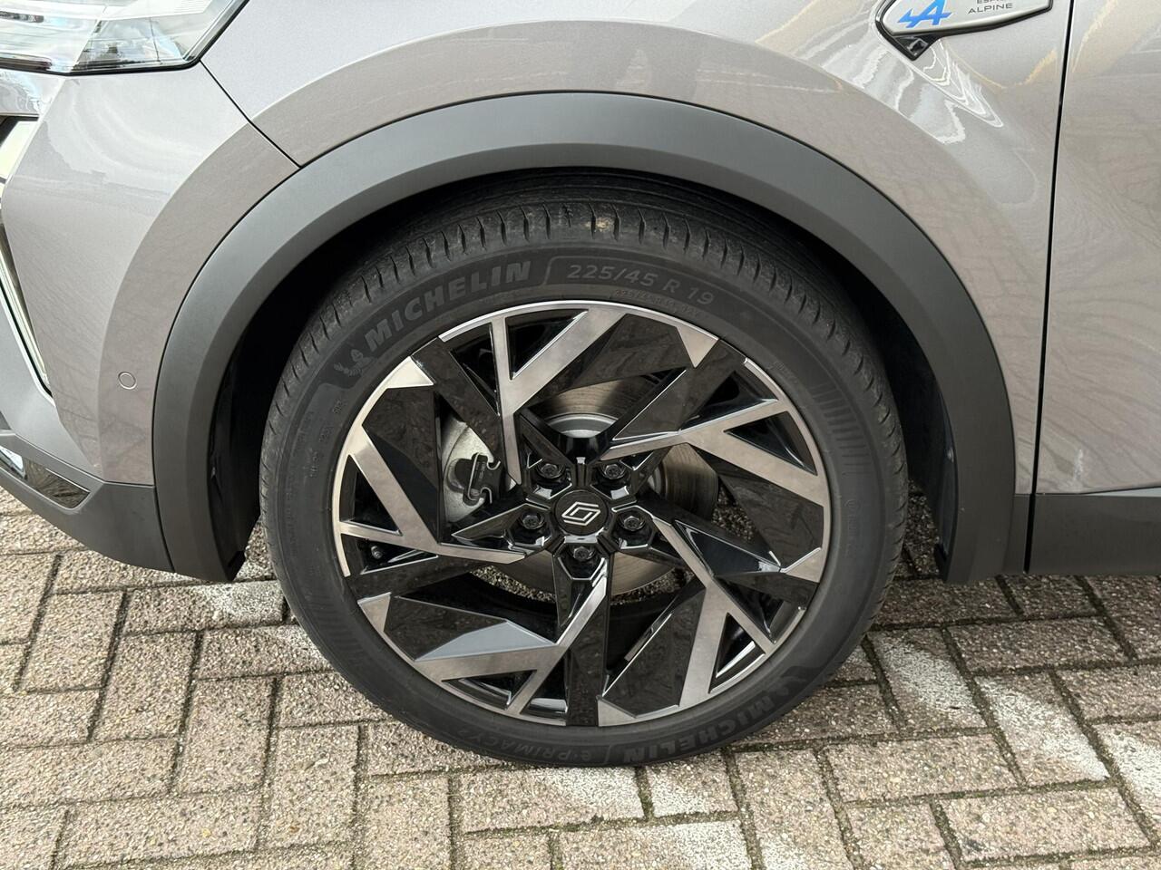 Renault Symbioz 1.6 E-Tech full hybrid 145 esprit Alpine | Pack Winter | Elektrische voorstoelen | Google maps navigatie | Achteruitrijcamera | DAB | Climate Control | Key-less |