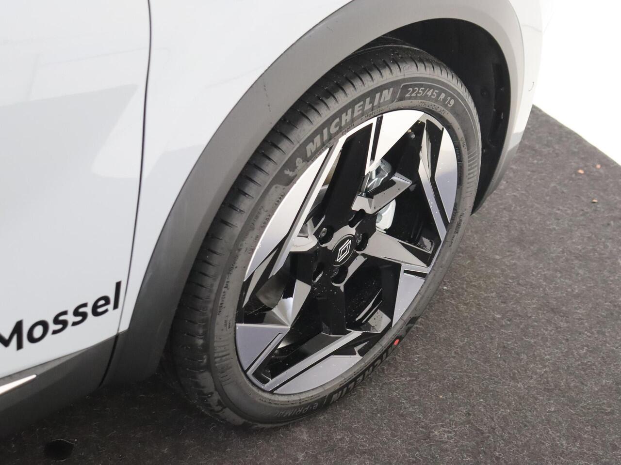 Renault Symbioz 1.8 E-Tech full hybrid 160 iconic | Stoelverwarming | 360 graden camera | Panorama dak