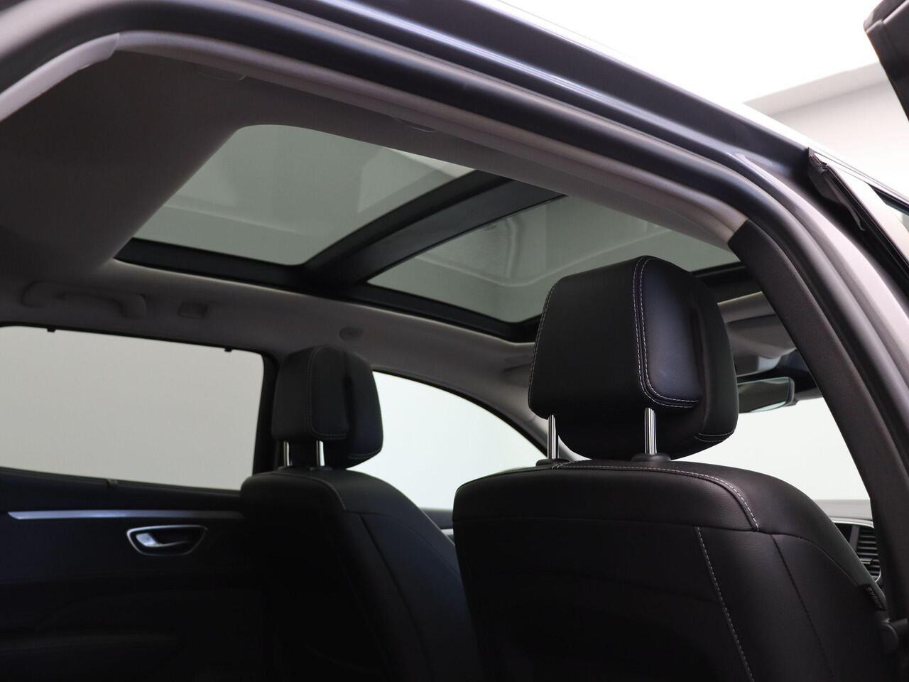 Renault TALISMAN Estate 160pk TCe Business Intens | Panorama dak | Elektrische achterklep | Achteruitrijcamera | Parkeersensoren voor en achter | Navigatie |