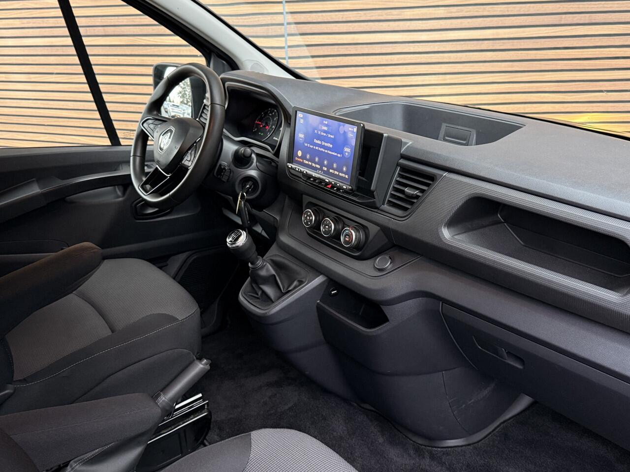 Renault TRAFIC 2.0 dCi 130 T29 L2H1 DC Comfort Camera / Carplay / Trekhaak / PDC / Betimmering