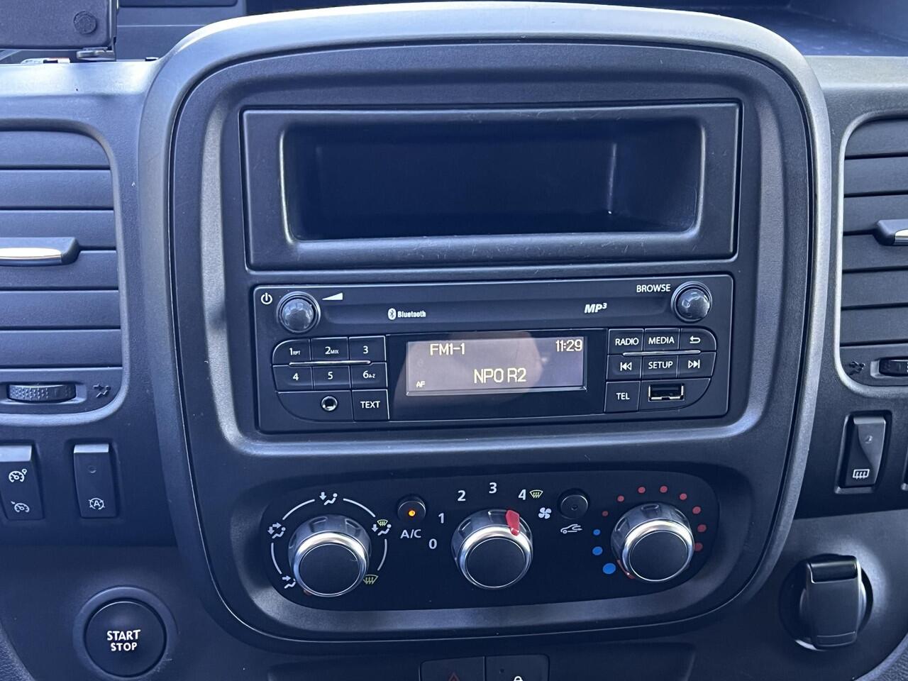 Renault TRAFIC 2.0 dCi 120 T29 L2H1 DC Work Edition 5 persoons / Dealer onderhouden / Trekhaak 2.000kg / Dubbel Cabine / Airco / Getinte ruiten / 17" LM wielen / Stoelverwarming /