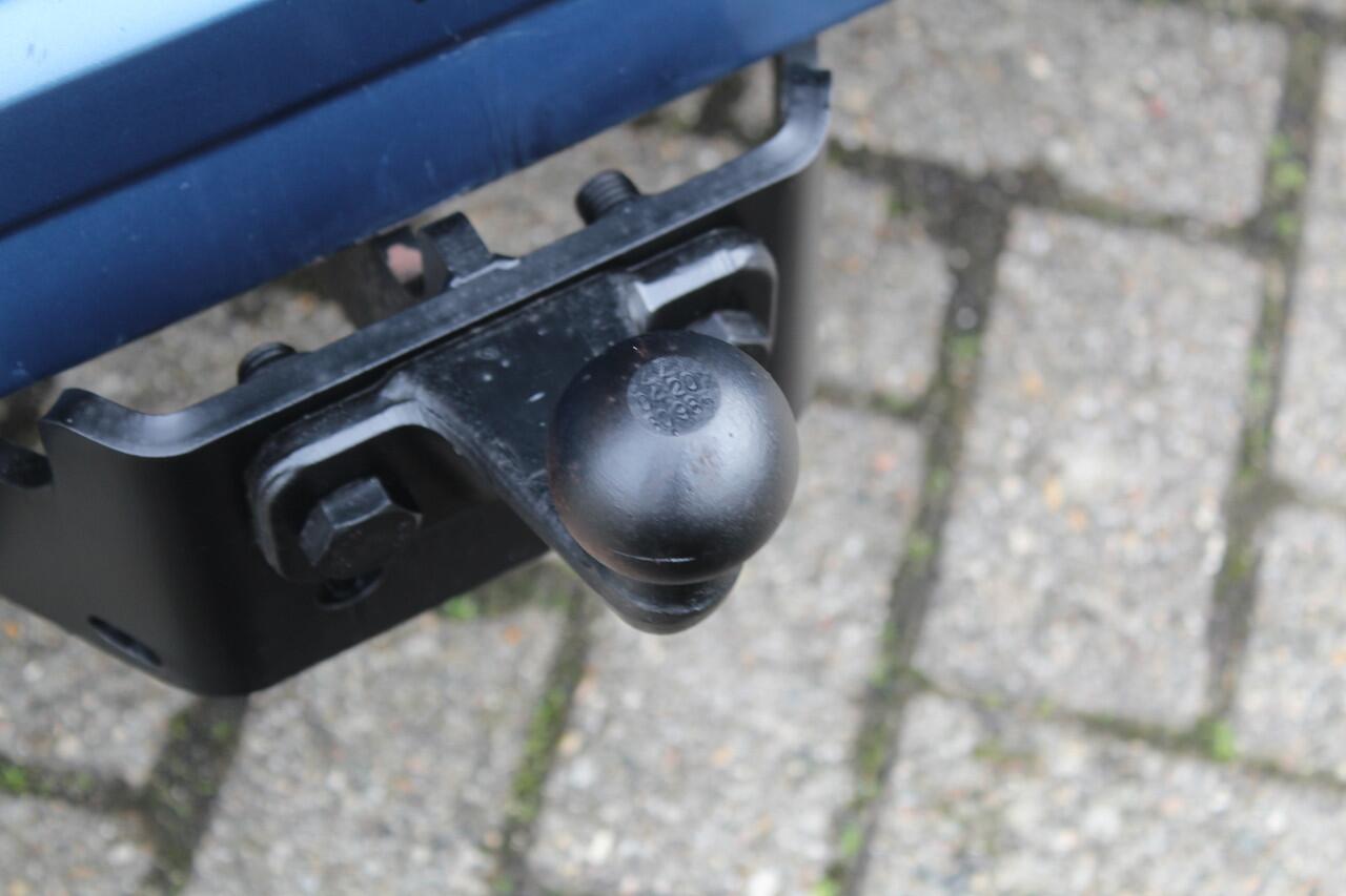 Renault TRAFIC 2.0-145pk dCi T29 L2H1 dubb. cabine Comfort. Erg nette Renault Trafic mèt dubbele cabine. Bijrijdersstoel, camera, LED verl., navigatie, tel. voorb., cruise control, airco, metallic lak, schuifdeur li+re, LM wielen, side bars, laadruimte betimmerd, trekha