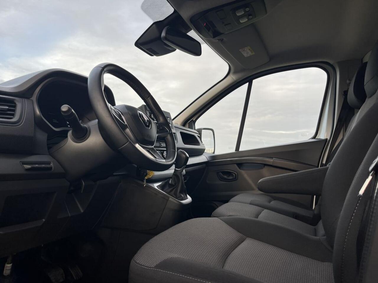 Renault TRAFIC 2.0 dCi E6 150pk Automaat L2 Comfort BPM Vrij! Lease ¤415p/m, PDC, Led, Airco, Trekhaak, Cruise controle, Onderhoudshistorie aanwezig