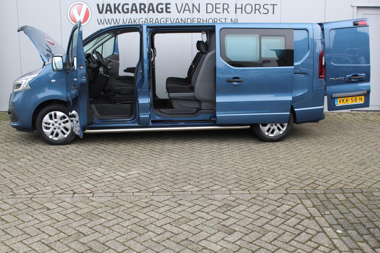 Renault TRAFIC 2.0-145pk dCi T29 L2H1 dubb. cabine Comfort. Erg nette Renault Trafic mèt dubbele cabine. Bijrijdersstoel, camera, LED verl., navigatie, tel. voorb., cruise control, airco, metallic lak, schuifdeur li+re, LM wielen, side bars, laadruimte betimmerd, trekha
