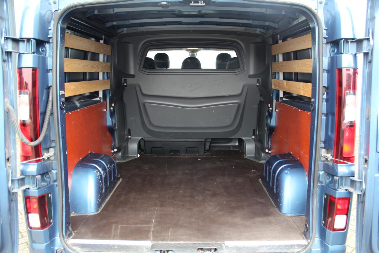 Renault TRAFIC 2.0-145pk dCi T29 L2H1 dubb. cabine Comfort. Erg nette Renault Trafic mèt dubbele cabine. Bijrijdersstoel, camera, LED verl., navigatie, tel. voorb., cruise control, airco, metallic lak, schuifdeur li+re, LM wielen, side bars, laadruimte betimmerd, trekha