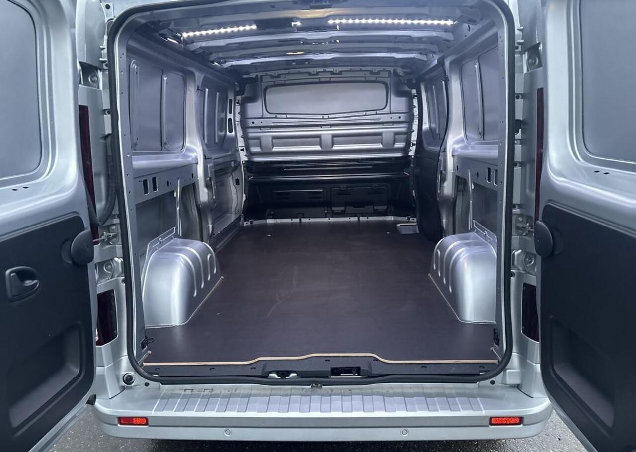 Renault TRAFIC 2.0 Blue dC1 150 T30 L2H1 Extra - Reservewiel / Alarm / 17\" lichtmetalen velgen 'Avens Noir Diamantée' in aluminium en zwart,Houten laadvloer