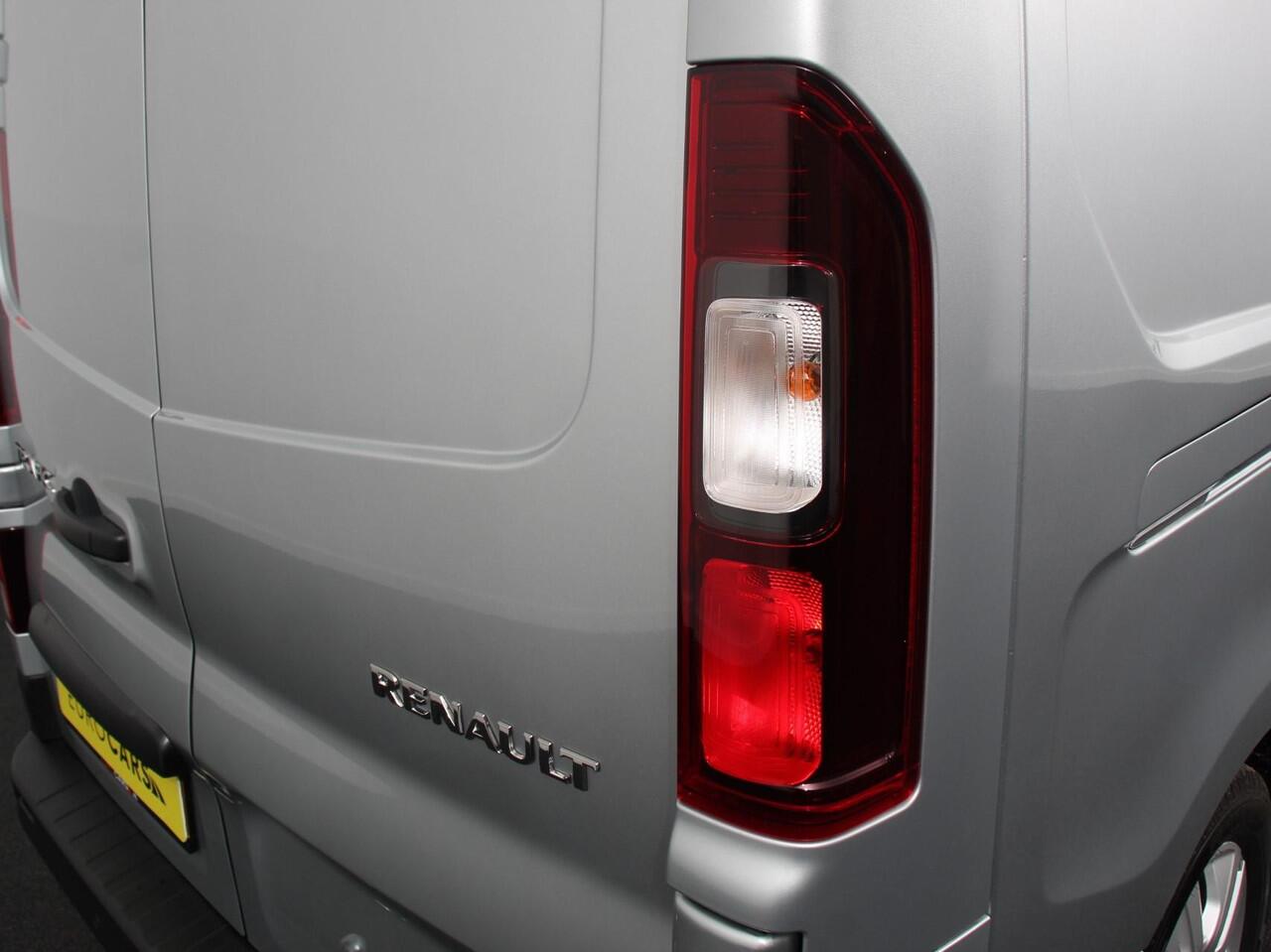Renault TRAFIC 2.0 Blue dCi 110 T30 L2H1 Advance Navigatie bluetooth DAB Camera Airco Trekhaak Houten bekleding Lichtmetalen velgen