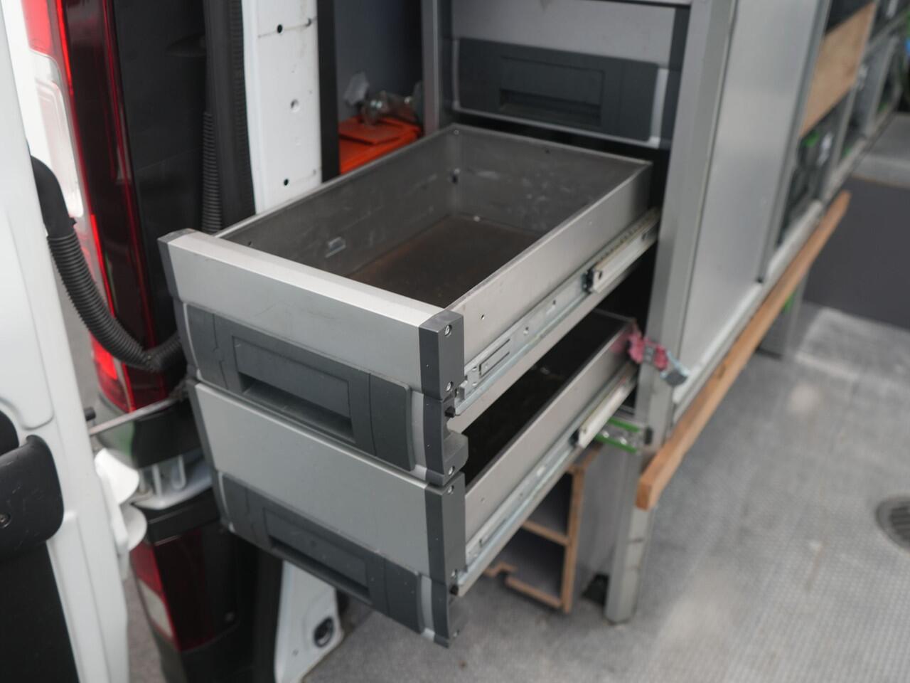 Renault TRAFIC 2.0 dCi 145 T29 L1H1 Comfort - Complete kastinrichting! - Automaat - Trekhaak - Achteruitrijcamera - Cruise Control - Startonderbreker