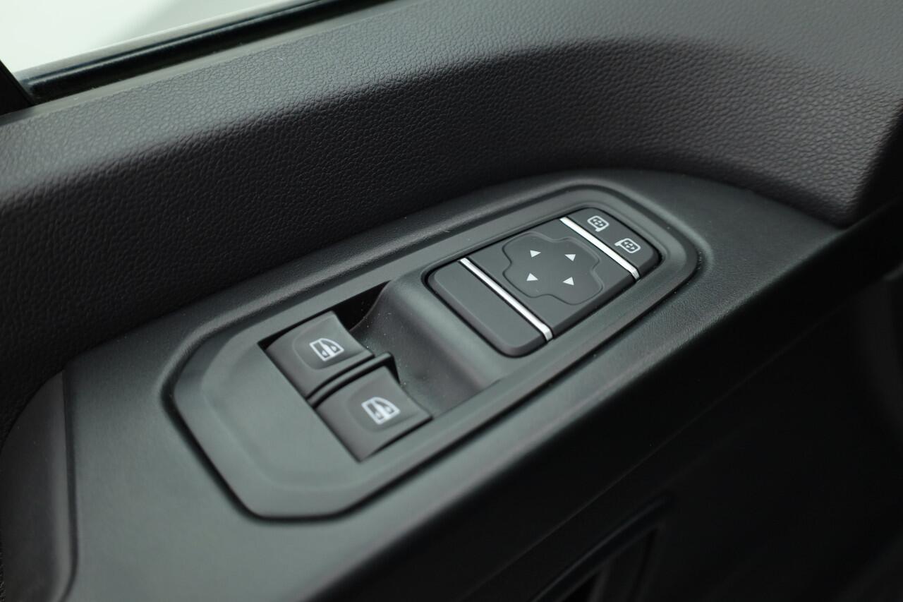 Renault TRAFIC 2.0 dCi 130pk Dubb.Cab. | L2H1 | 6 pers. | Airco | PDC | Trekhaak | Zilver met. | CarPlay