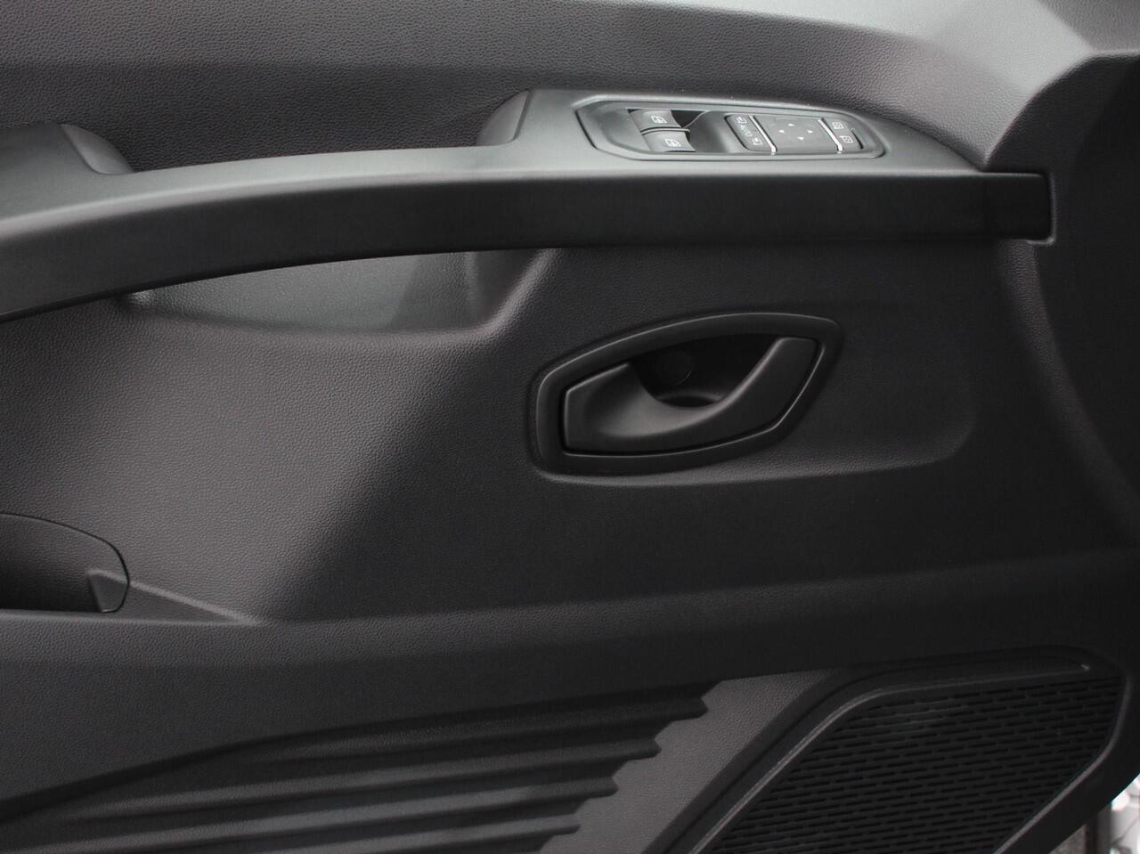 Renault TRAFIC 2.0 Blue dCi 150 EDC T30 L2H1 Advance Navigatie Airco Lichtmetalen velgen Betimmering Trekhaak Camera Parkeer sensoren Dab