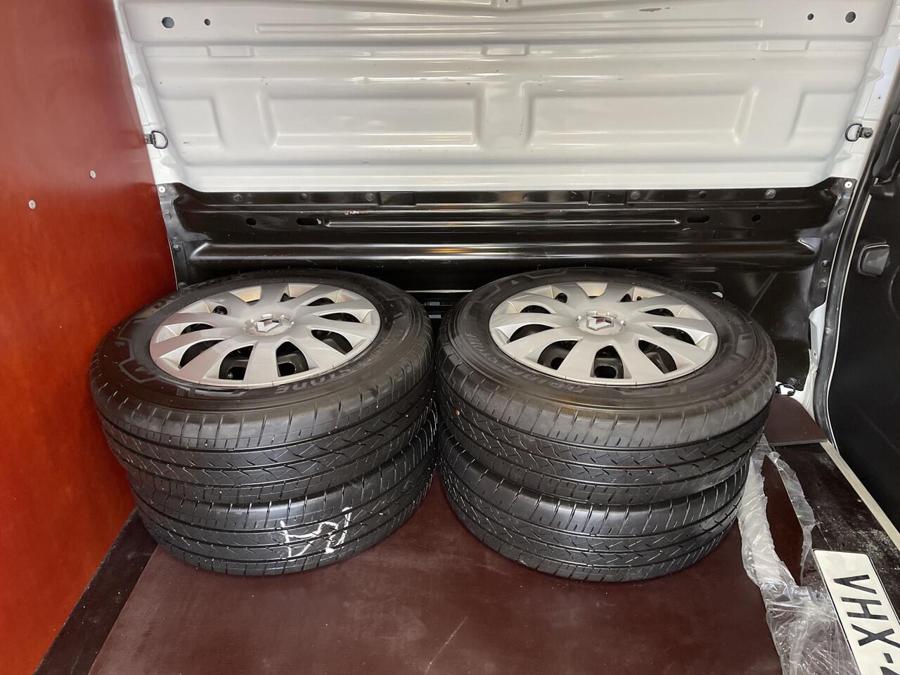 Renault TRAFIC 2.0 dCi 120pk T29 L2H1 Comfort / vaste prijs rijklaar ¤ 19.950 ex btw / lease vanaf ¤ 375 / 17 inch velgen / trekhaak / airco / cruise / camera / navi / euro 6 diesel