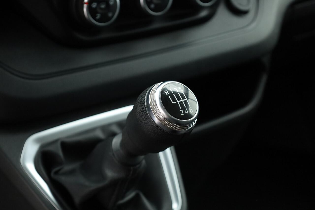 Renault TRAFIC 2.0 dCi 130pk Dubb.Cab. | L2H1 | 6 pers. | Airco | PDC | Trekhaak | Zilver met. | CarPlay