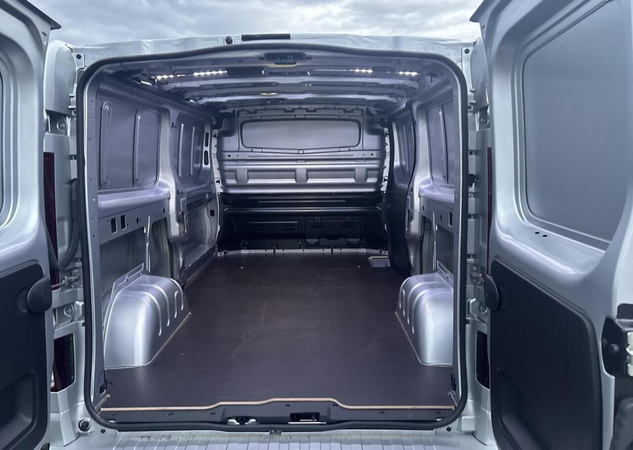 Renault TRAFIC 2.0 Blue dC1 150 T30 L2H1 Extra - Reservewiel / Alarm / 17\" lichtmetalen velgen 'Avens Noir Diamantée' in aluminium en zwart,Houten laadvloer