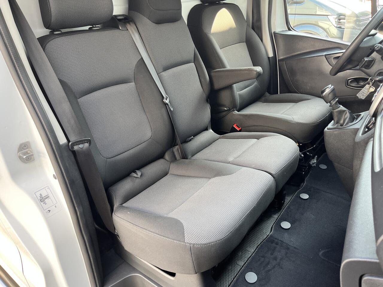 Renault TRAFIC 1.6 dCi L1H1 2x Schuifdeur Kastinrichting Airco Cruise controle Kastinrichting 3-Persoons Telefoonverbinding Parkeersensoren achter Sitebars 1e eigenaar Euro 6 Dealer onderhouden