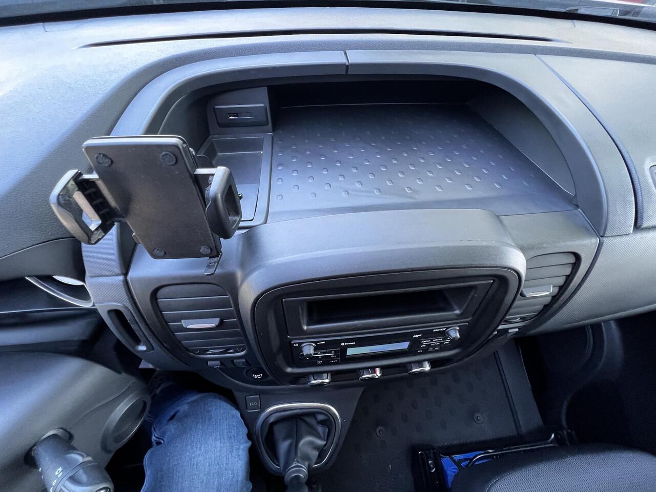 Renault TRAFIC 2.0 dCi 120 T29 L2H1 DC Work Edition 5 persoons / Dealer onderhouden / Trekhaak 2.000kg / Dubbel Cabine / Airco / Getinte ruiten / 17" LM wielen / Stoelverwarming /