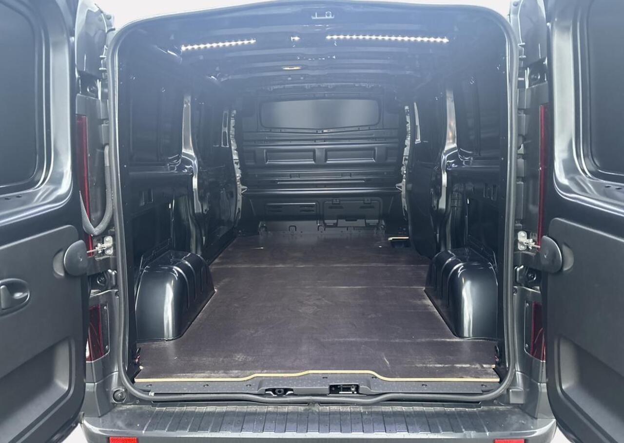 Renault TRAFIC 2.0 Blue dC1 150 T30 L2H1 Extra - Reservewiel / Alarm / 17\" lichtmetalen velgen 'Avens Noir Diamantée' in aluminium en zwart,Houten laadvloer