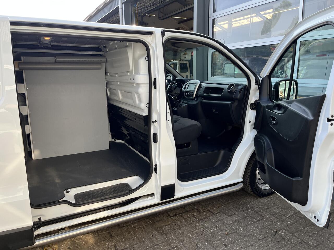 Renault TRAFIC 1.6 dCi L1H1 2x Schuifdeur Kastinrichting Airco Cruise controle Kastinrichting 3-Persoons Telefoonverbinding Parkeersensoren achter Sitebars 1e eigenaar Euro 6 Dealer onderhouden