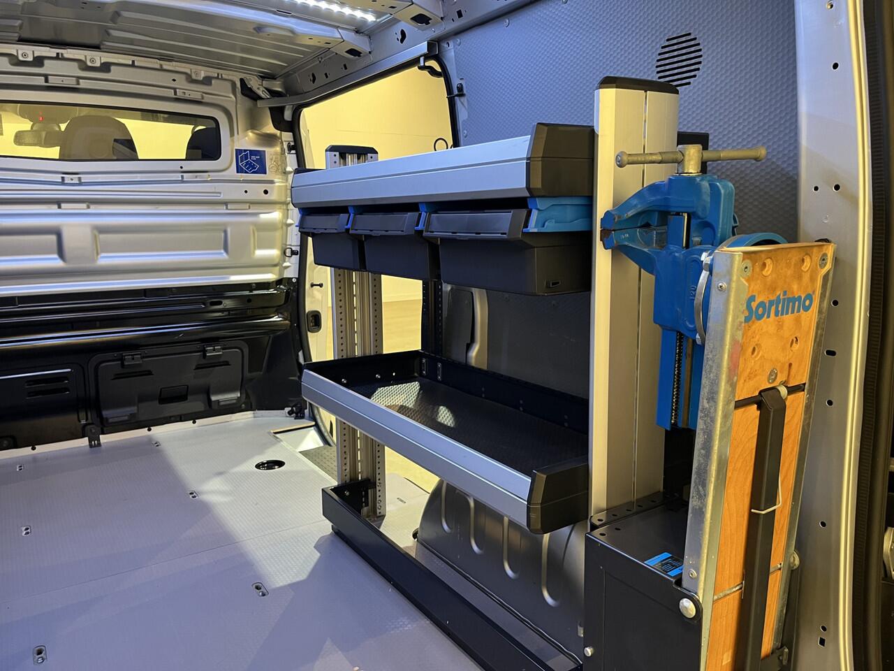 Renault TRAFIC 2.0 dCi L1H1 170 PK Automaat Servicebus / Sortimo Inrichting / Euro 6 / Airco / Cruise Control / Camera / Trekhaak / 3-Zits /