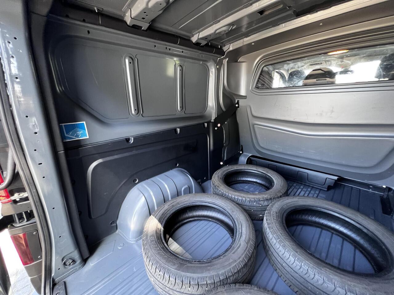 Renault TRAFIC 2.0 dCi 120 T29 L2H1 DC Work Edition 5 persoons / Dealer onderhouden / Trekhaak 2.000kg / Dubbel Cabine / Airco / Getinte ruiten / 17" LM wielen / Stoelverwarming /