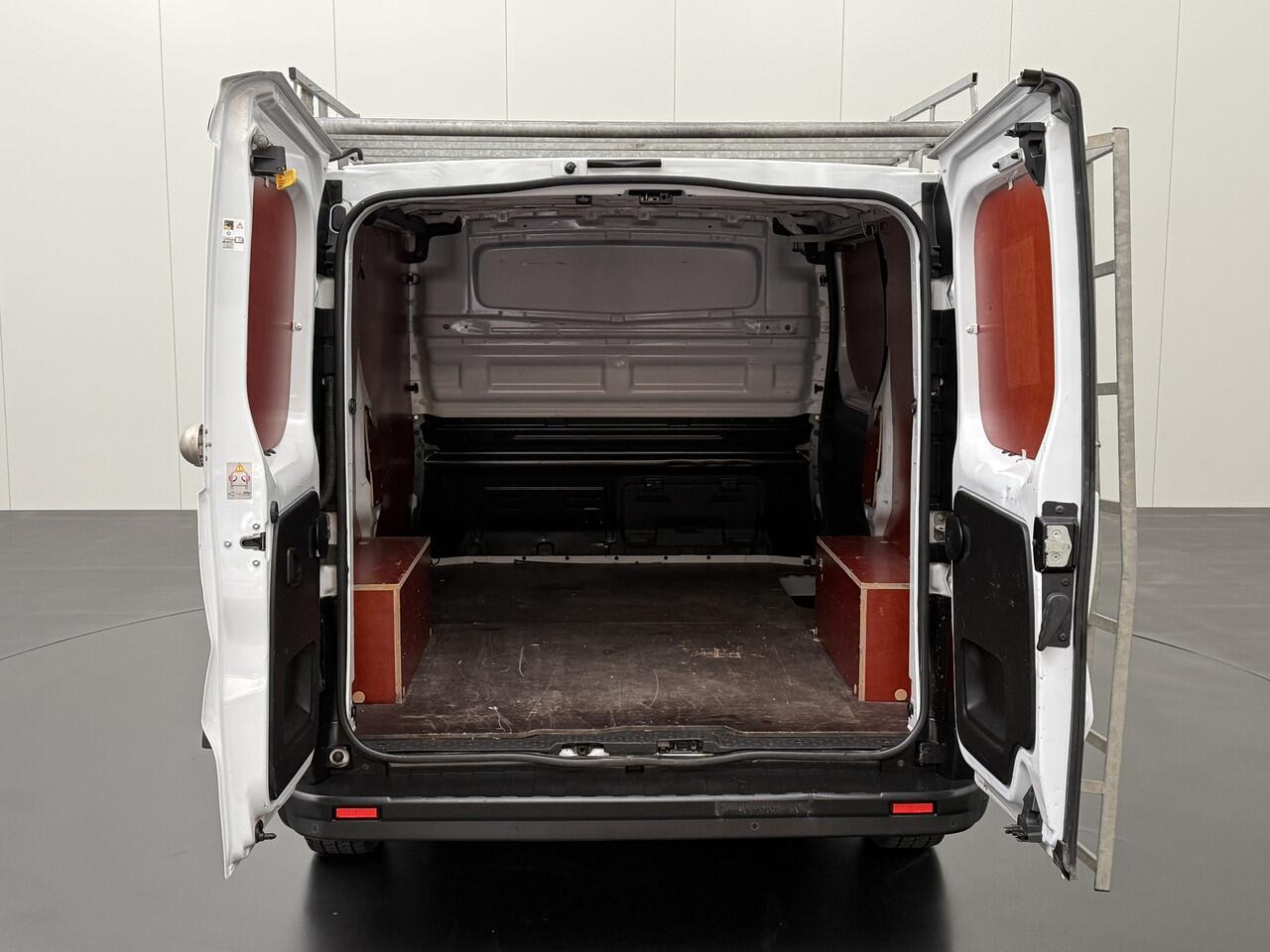 Renault TRAFIC 2.0DCi 120PK Business | Imperiaal | Navigatie | Camera | Gate Locks | 3-Persoons | Betimmering