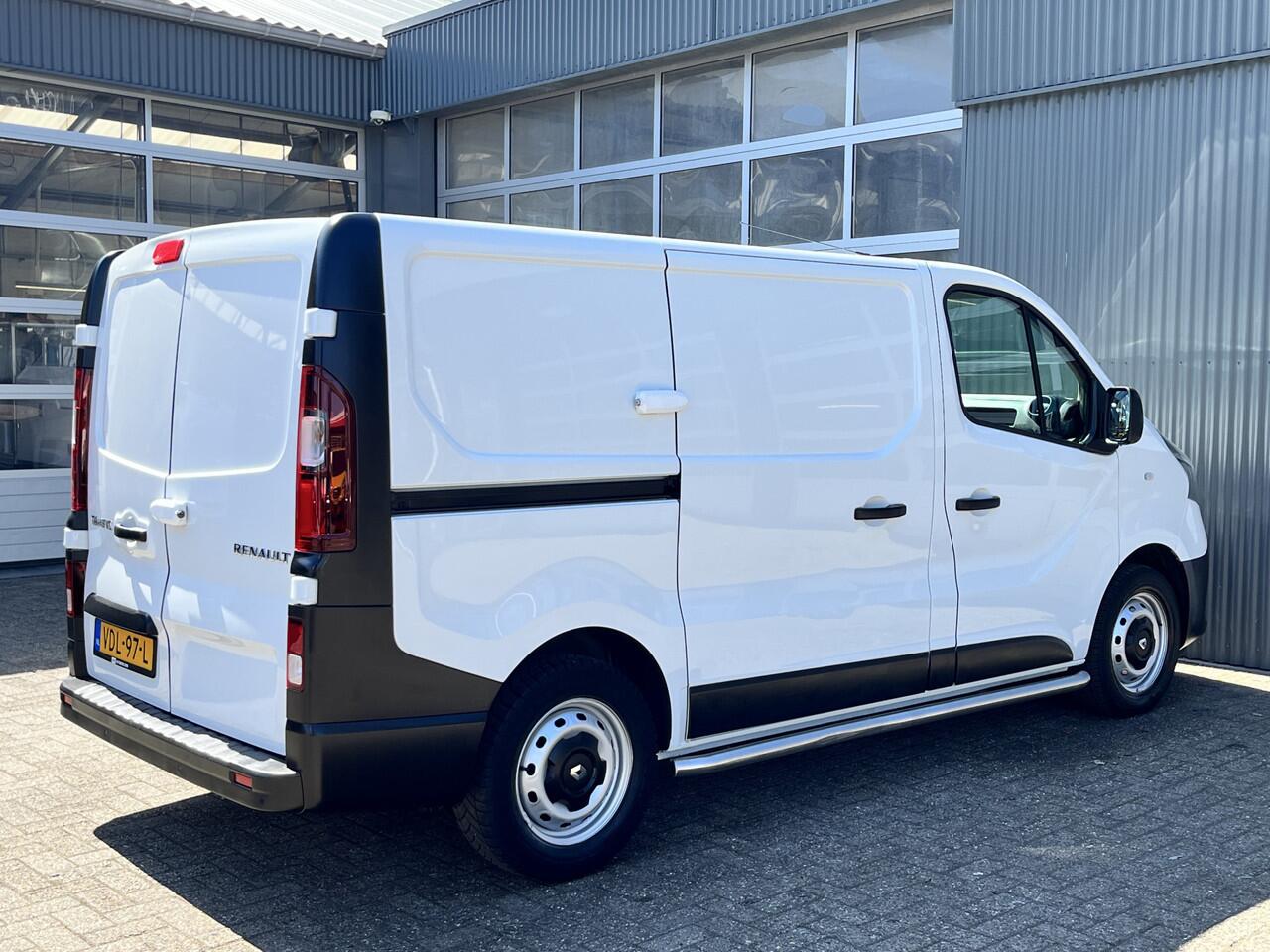 Renault TRAFIC 1.6 dCi 95 L1H1 2x Schuifdeur Kastinrichting Airco Cruise controle Kastinrichting 3-Persoons Telefoonverbinding Parkeersensoren achter Sitebars 1e eigenaar Euro 6 Dealer onderhouden