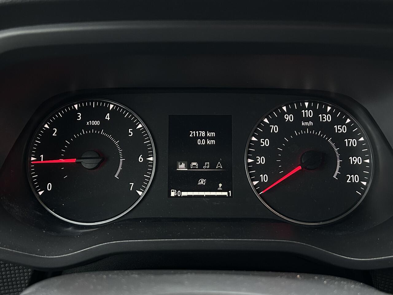 Renault TRAFIC 2.0 dCi / L2H1 / 1e EIG. / 21.178 KM !! / TREKHAAK / AIRCO / CRUISE / NAVI / APPLE CARPLAY / 3-ZITS / LED