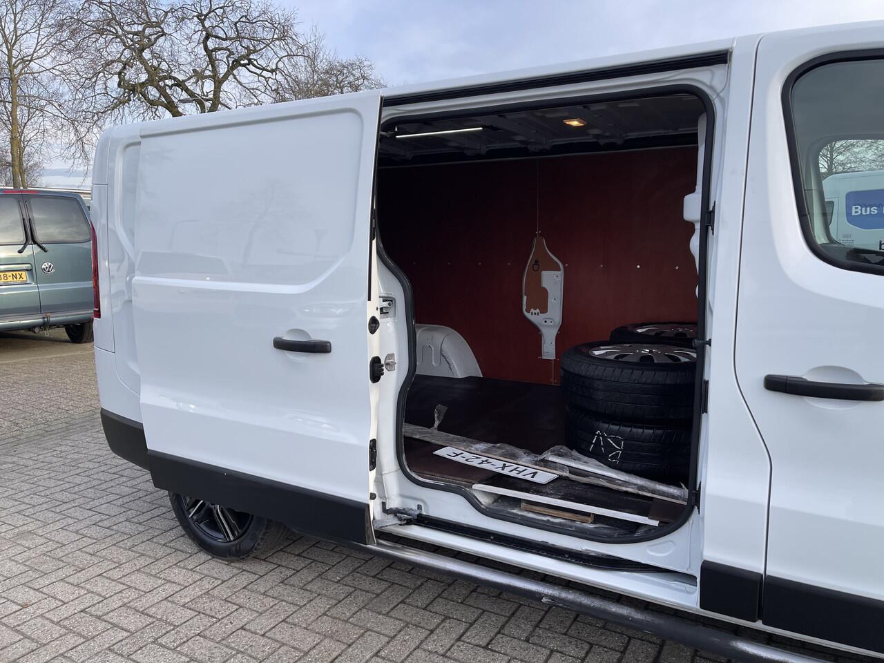 Renault TRAFIC 2.0 dCi 120pk T29 L2H1 Comfort / vaste prijs rijklaar ¤ 19.950 ex btw / lease vanaf ¤ 375 / 17 inch velgen / trekhaak / airco / cruise / camera / navi / euro 6 diesel